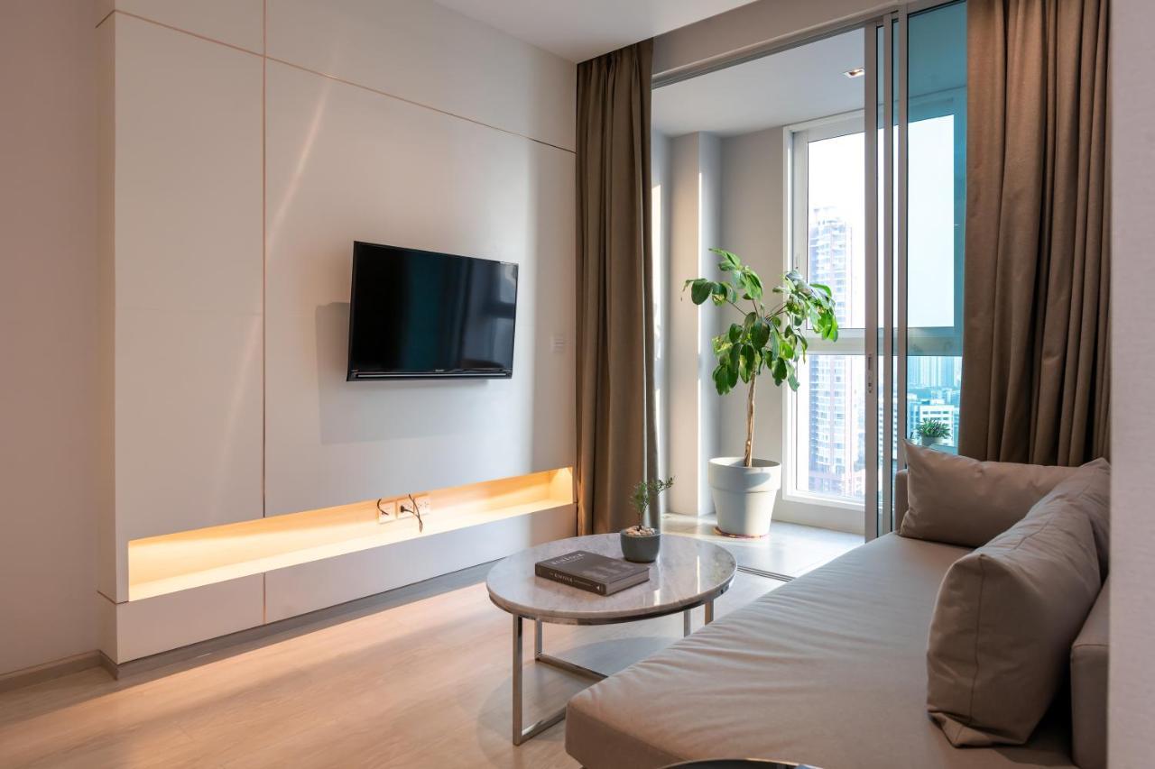 Jasmine 59 Hotel - SHA Extra Plus Bangkok Exterior foto A living room in a serviced apartment in Hong Kong