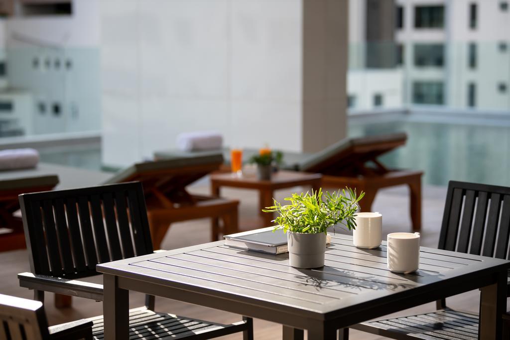 Jasmine 59 Hotel - SHA Extra Plus Bangkok Exterior foto A table and chairs