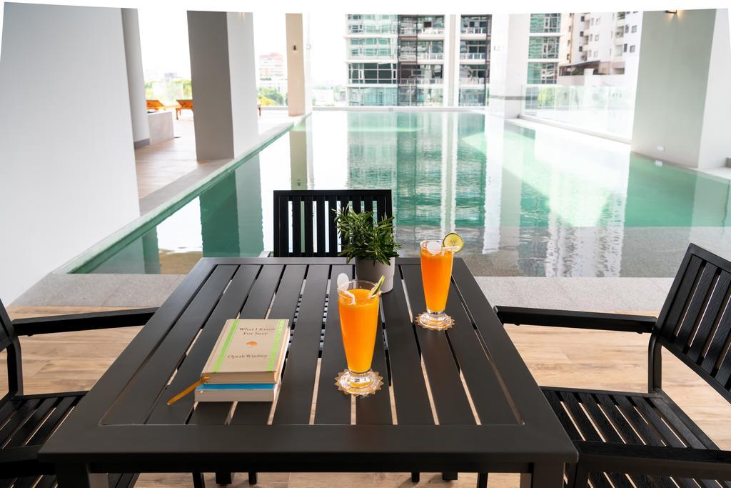 Jasmine 59 Hotel - SHA Extra Plus Bangkok Exterior foto A poolside table and chairs