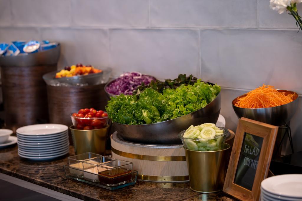 Jasmine 59 Hotel - SHA Extra Plus Bangkok Exterior foto A salad bar