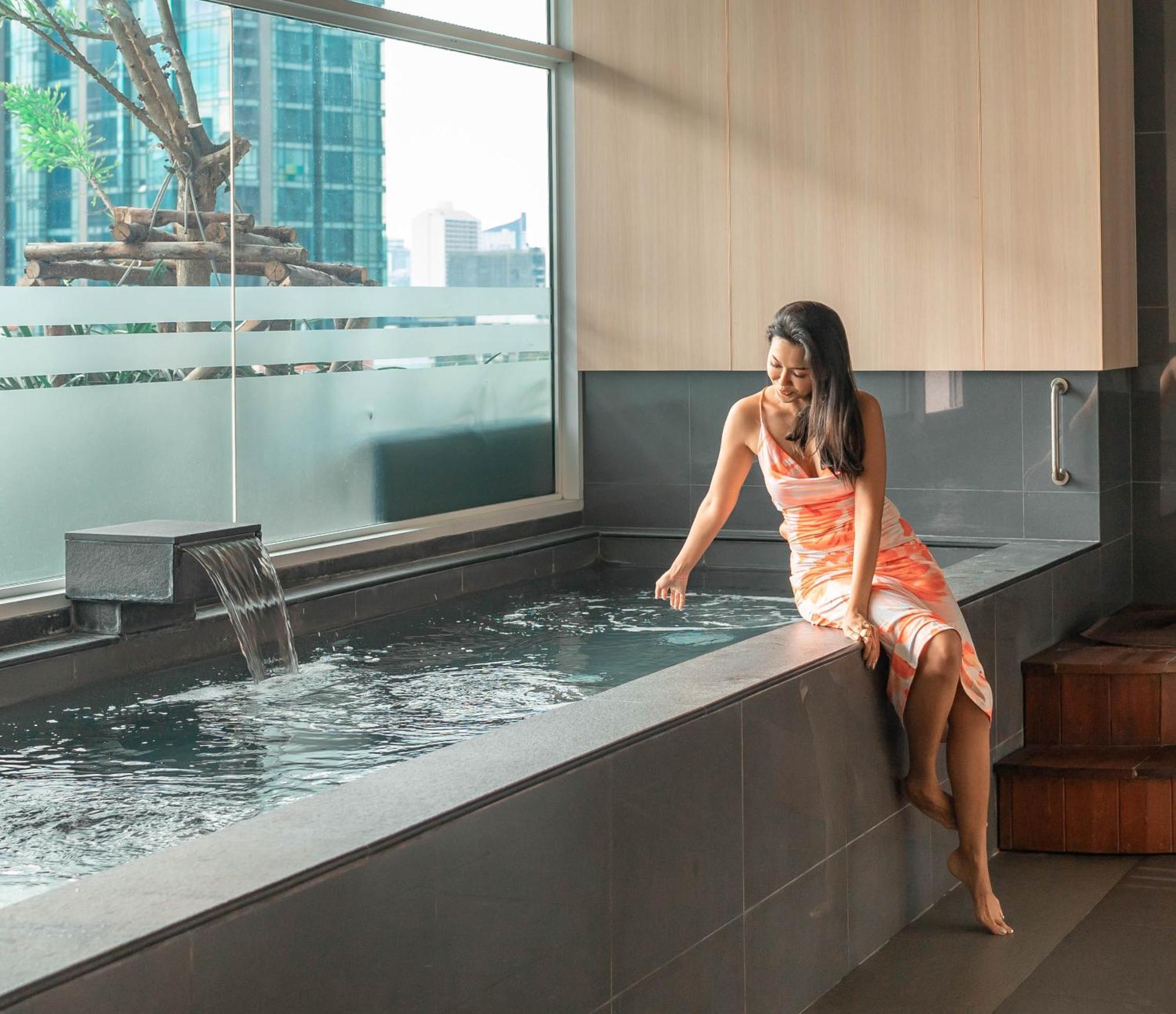 Jasmine 59 Hotel - SHA Extra Plus Bangkok Exterior foto A woman in a modern onsen